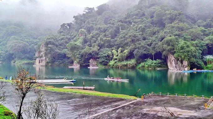 在新店碧潭風景區踩著天鵝船前行，看吊橋燈火在夜色裡慢慢亮起