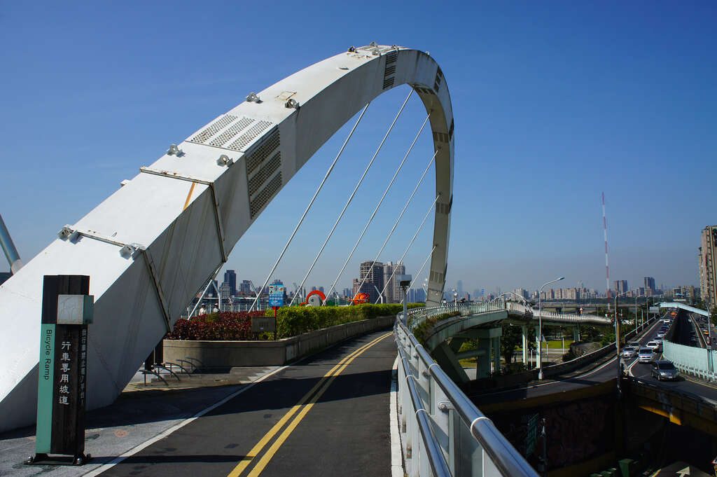 在新店碧潭風景區踩著天鵝船前行，看吊橋燈火在夜色裡慢慢亮起