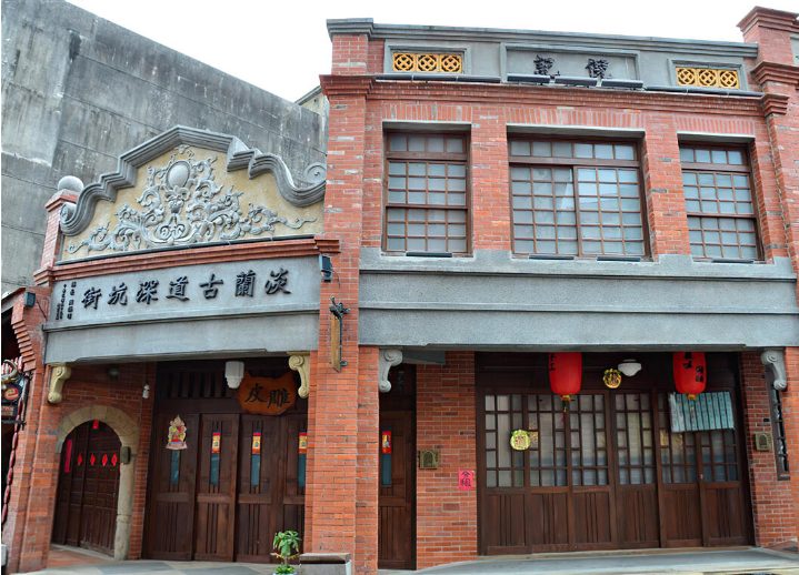 午後陽光灑在深坑老街的紅磚拱廊，呈現出一種寧靜而優美的歷史質感。