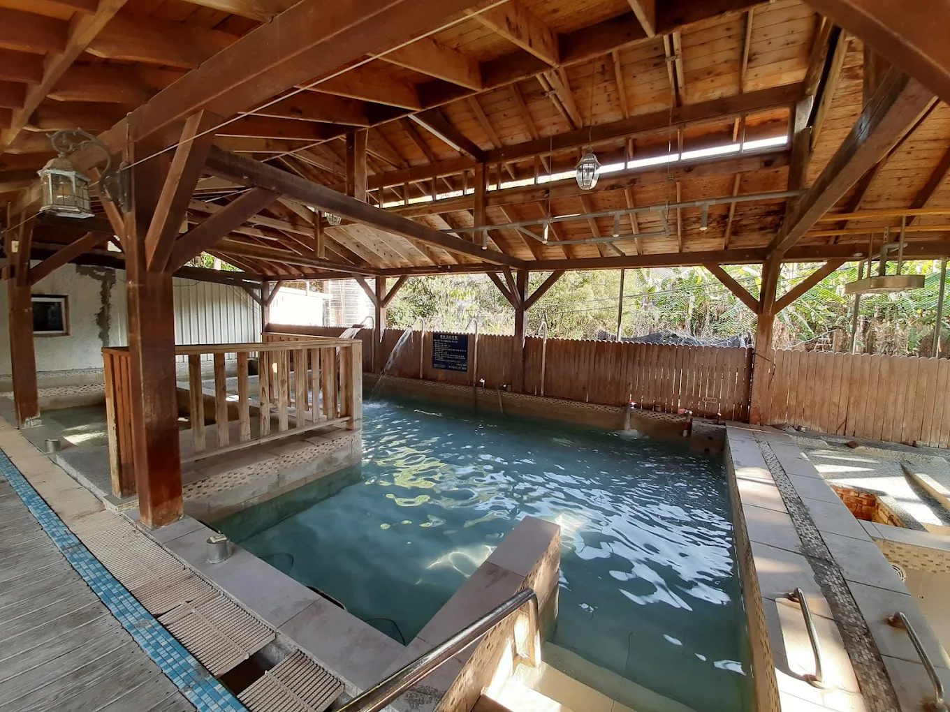 高雄寶來溫泉山莊｜雙人房含早餐只要1000元起！泡美人湯、享山林靜謐，CP值爆表