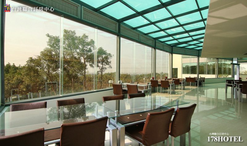 旅客在烏山頭湖畔騎乘免費單車