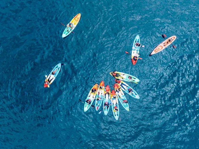 海面、礁岩與湧泉交錯，粉鳥林漁港適合慢慢走的一天