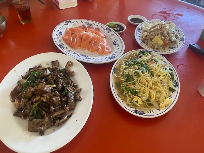 海面、礁岩與湧泉交錯，粉鳥林漁港適合慢慢走的一天