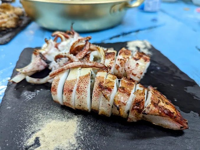 海面、礁岩與湧泉交錯，粉鳥林漁港適合慢慢走的一天