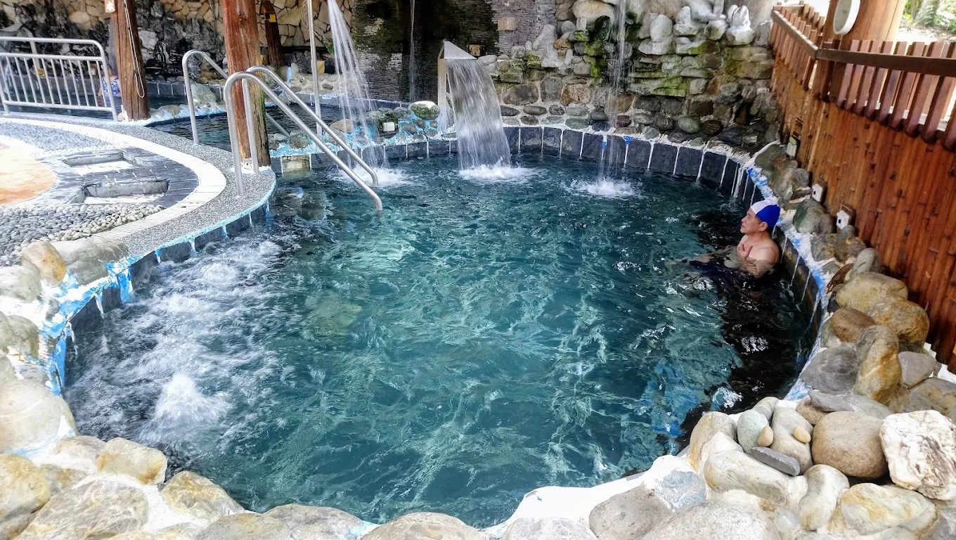 高雄六龜秘境溫泉｜美崙山溫泉渡假山莊，一泊二食原木湯屋只要 $3,180 起！