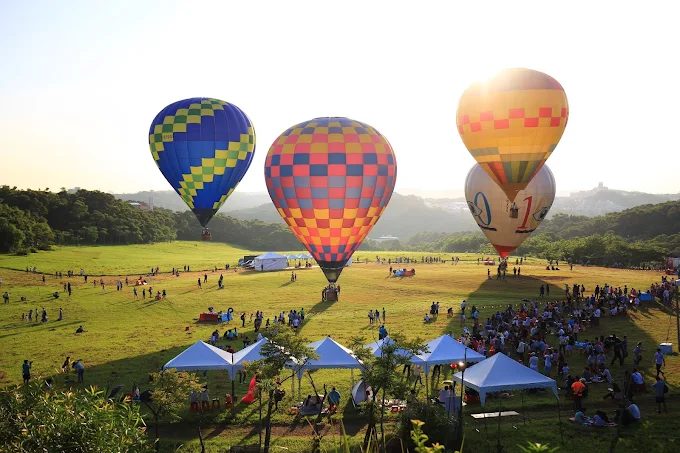 在新竹青青草原躺著看雲，傍晚走進青草湖與香山濕地的金色時刻