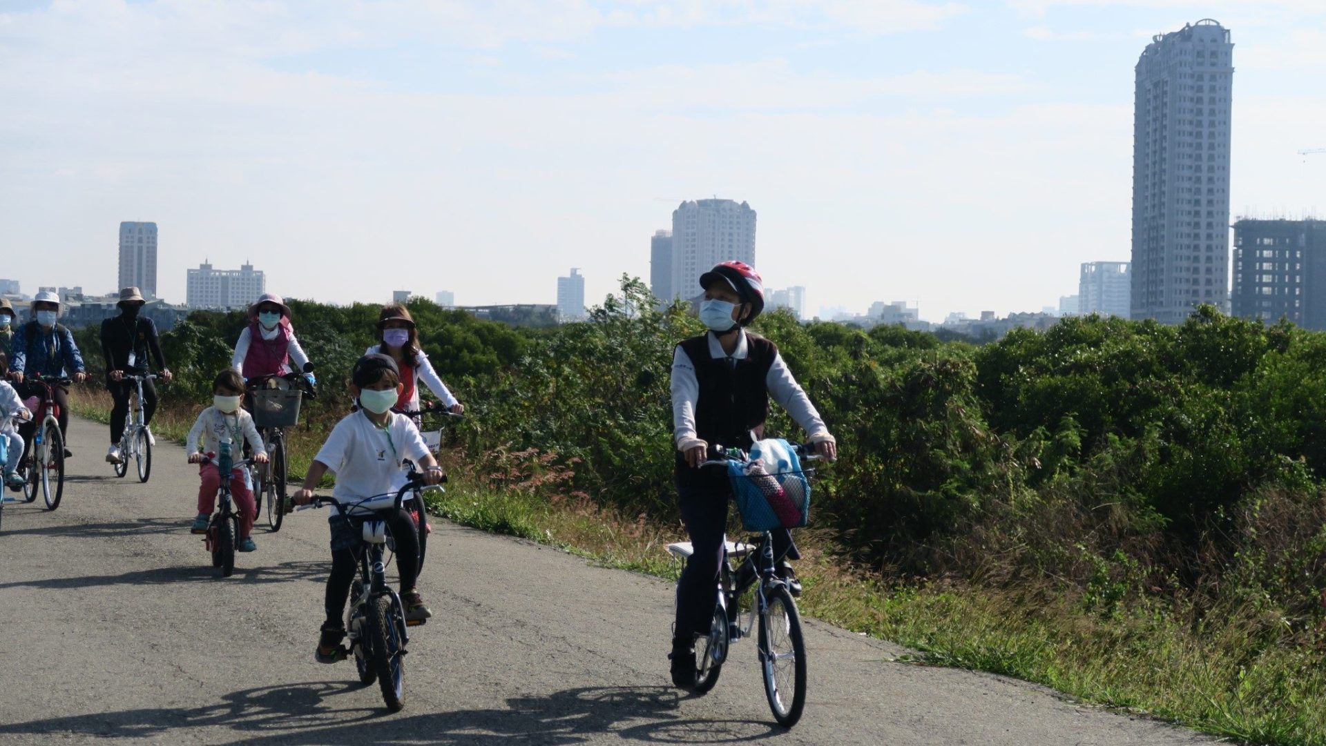 遊客於台江國家公園內進行生態導覽