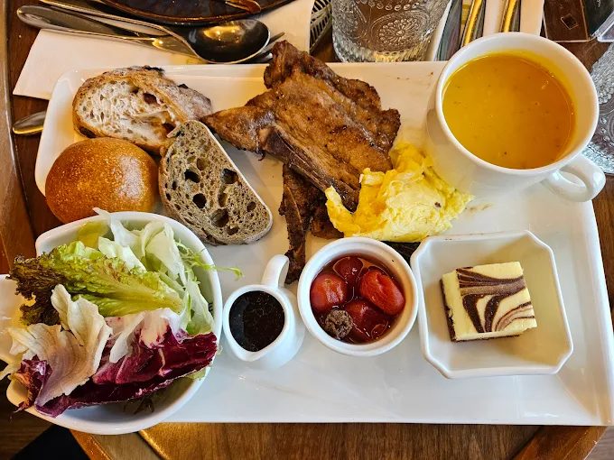 高雄圓山飯店攻略|澄清湖畔的夢幻住宿與必吃美食全解析