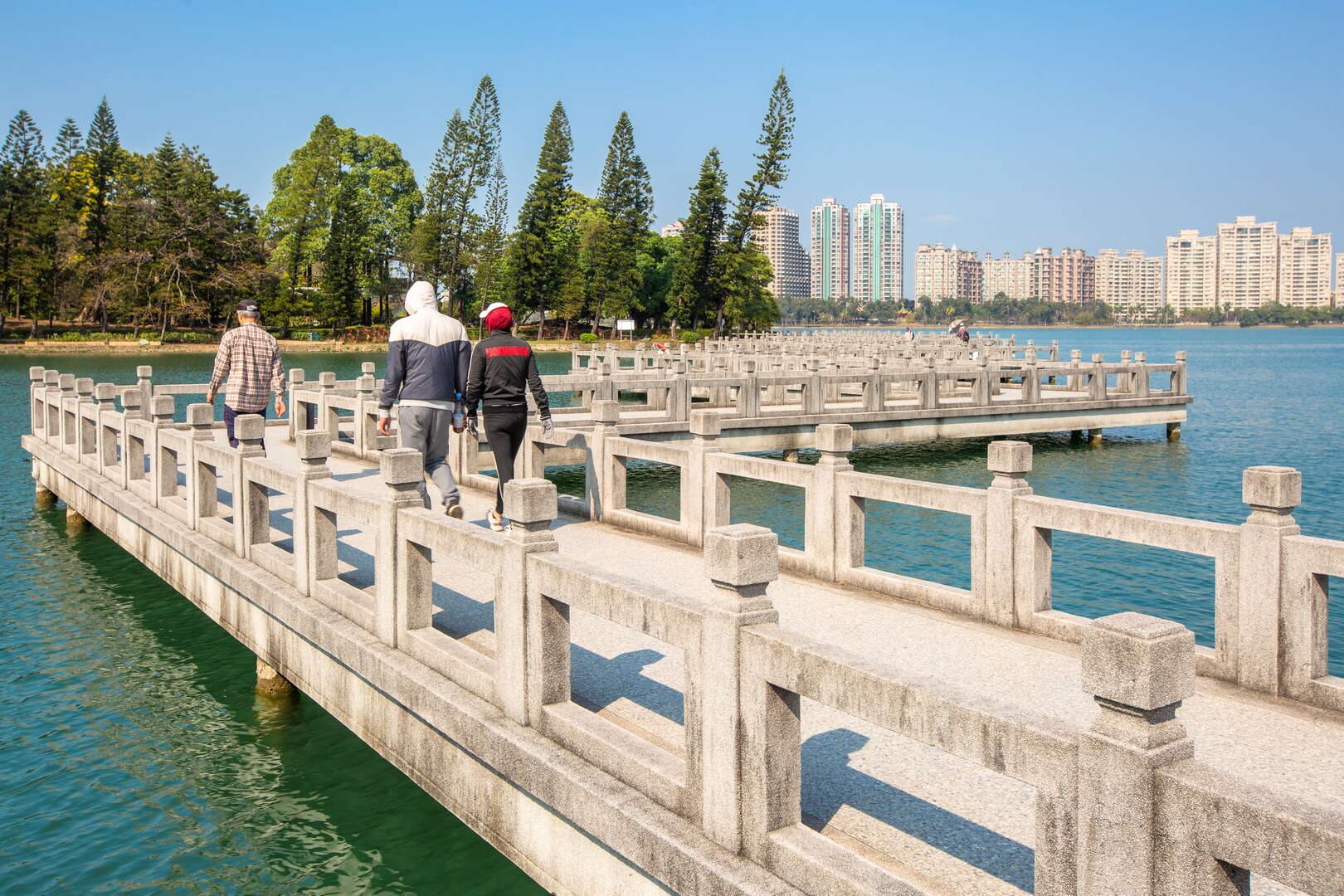 在高雄澄清湖安排一日遊行程，從清晨橋影走到傍晚湖色讓心慢慢沉靜