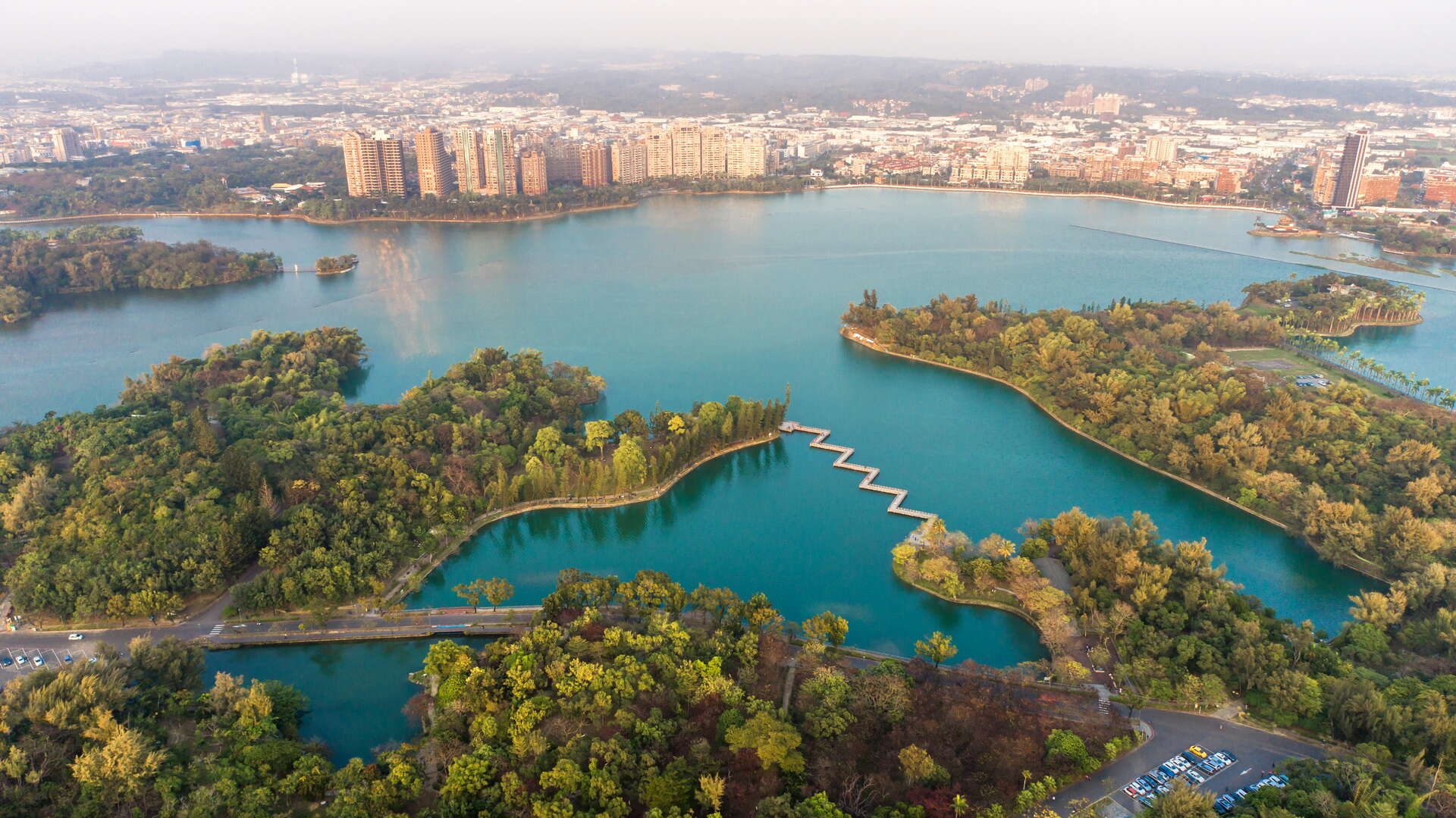 在高雄澄清湖安排一日遊行程，從清晨橋影走到傍晚湖色讓心慢慢沉靜