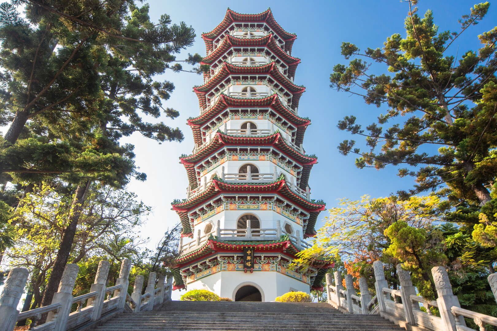 在高雄澄清湖安排一日遊行程，從清晨橋影走到傍晚湖色讓心慢慢沉靜