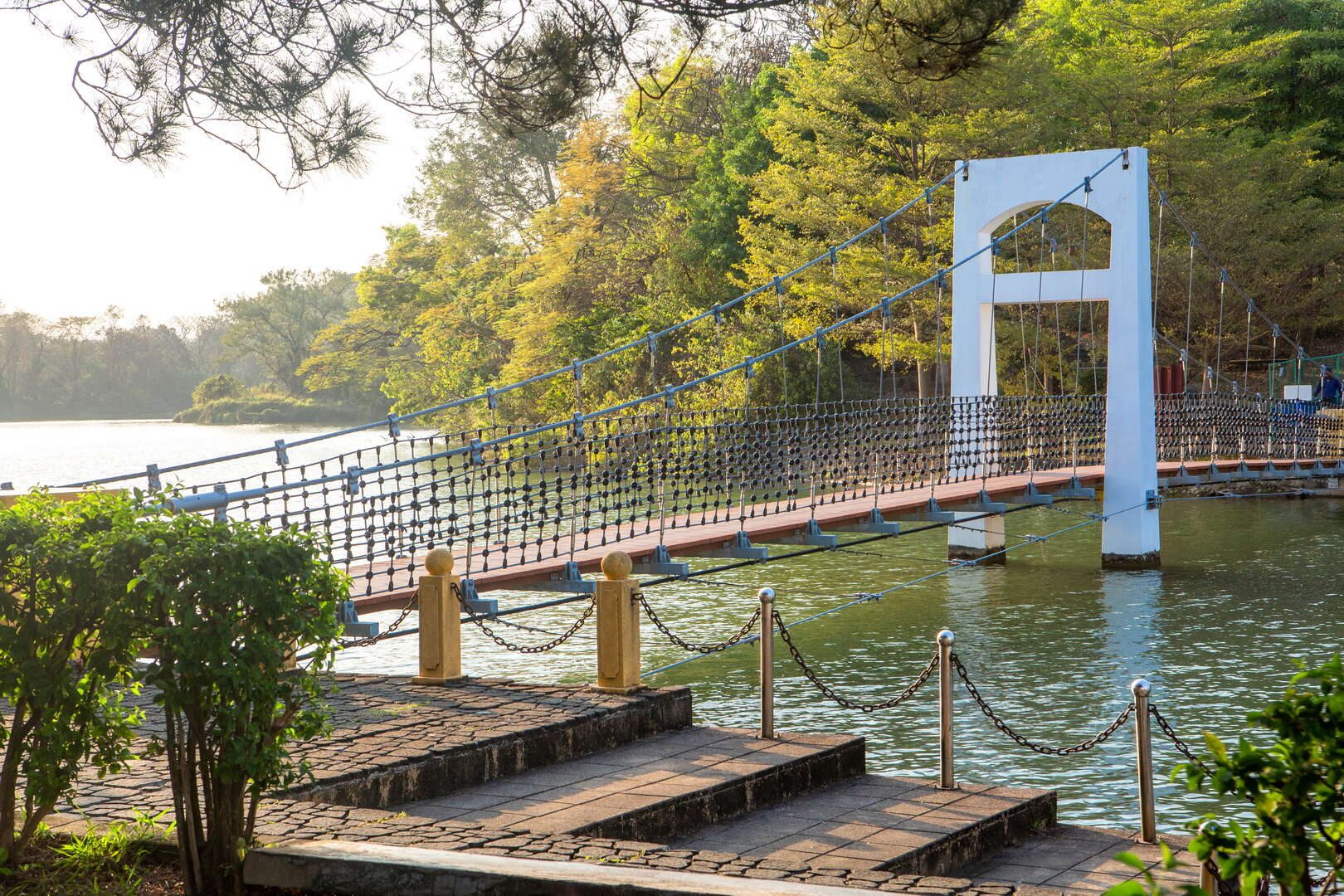 在高雄澄清湖安排一日遊行程，從清晨橋影走到傍晚湖色讓心慢慢沉靜