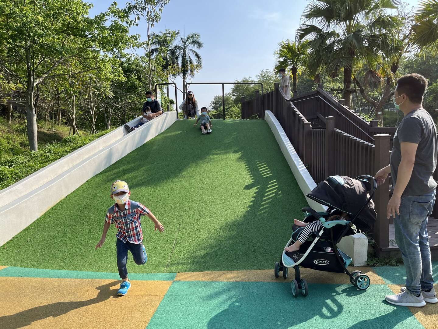 在高雄澄清湖安排一日遊行程，從清晨橋影走到傍晚湖色讓心慢慢沉靜