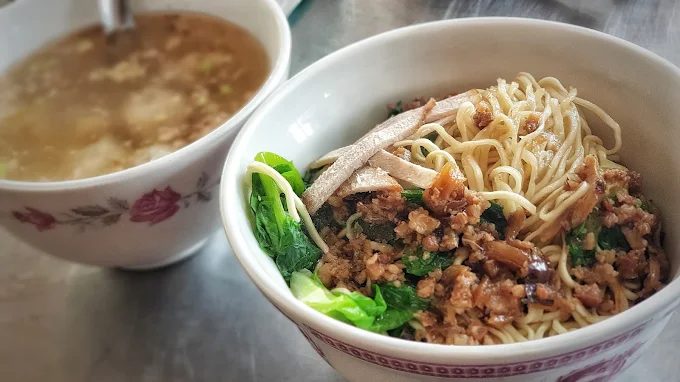 在高雄澄清湖安排一日遊行程，從清晨橋影走到傍晚湖色讓心慢慢沉靜