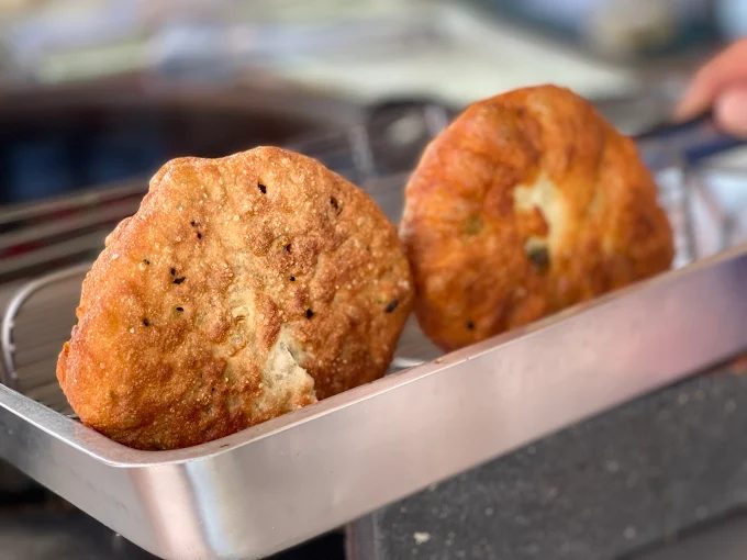 剛起鍋的金黃三星蔥餡餅，是宜蘭在地最具代表性的小吃