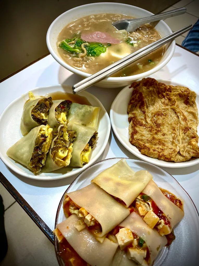 🌙 台南宵夜新熱點｜亮晶晶宵夜：銅板價吃麻婆蛋餅＋蒜香義大利麵，夜貓族不能錯過！