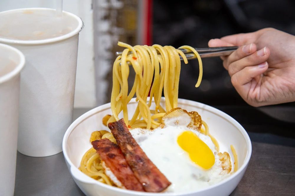 🌙 台南宵夜新熱點｜亮晶晶宵夜：銅板價吃麻婆蛋餅＋蒜香義大利麵，夜貓族不能錯過！