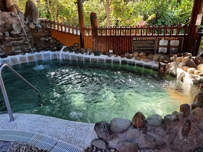 高雄寶來不老溫泉全攻略|花賞溫泉公園門票、不老溫泉住宿與交通一次搞定