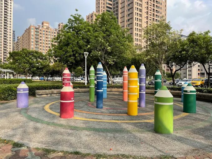 鉛筆公園是高雄美術館旁的超人氣打卡點