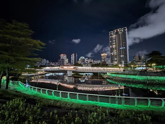 三民親子公園的藝術光之塔夜晚極具美感