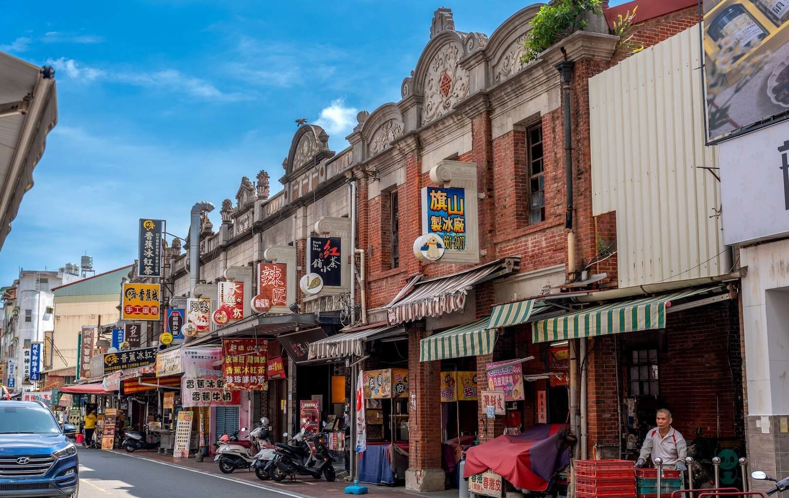 走進高雄旗山老街嚐小吃,再登旗尾山迎風看山城河谷風景