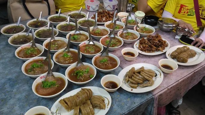 午後走進高雄旗山老街,在紅磚騎樓間吃一口香蕉冰慢慢感受舊時光的溫度