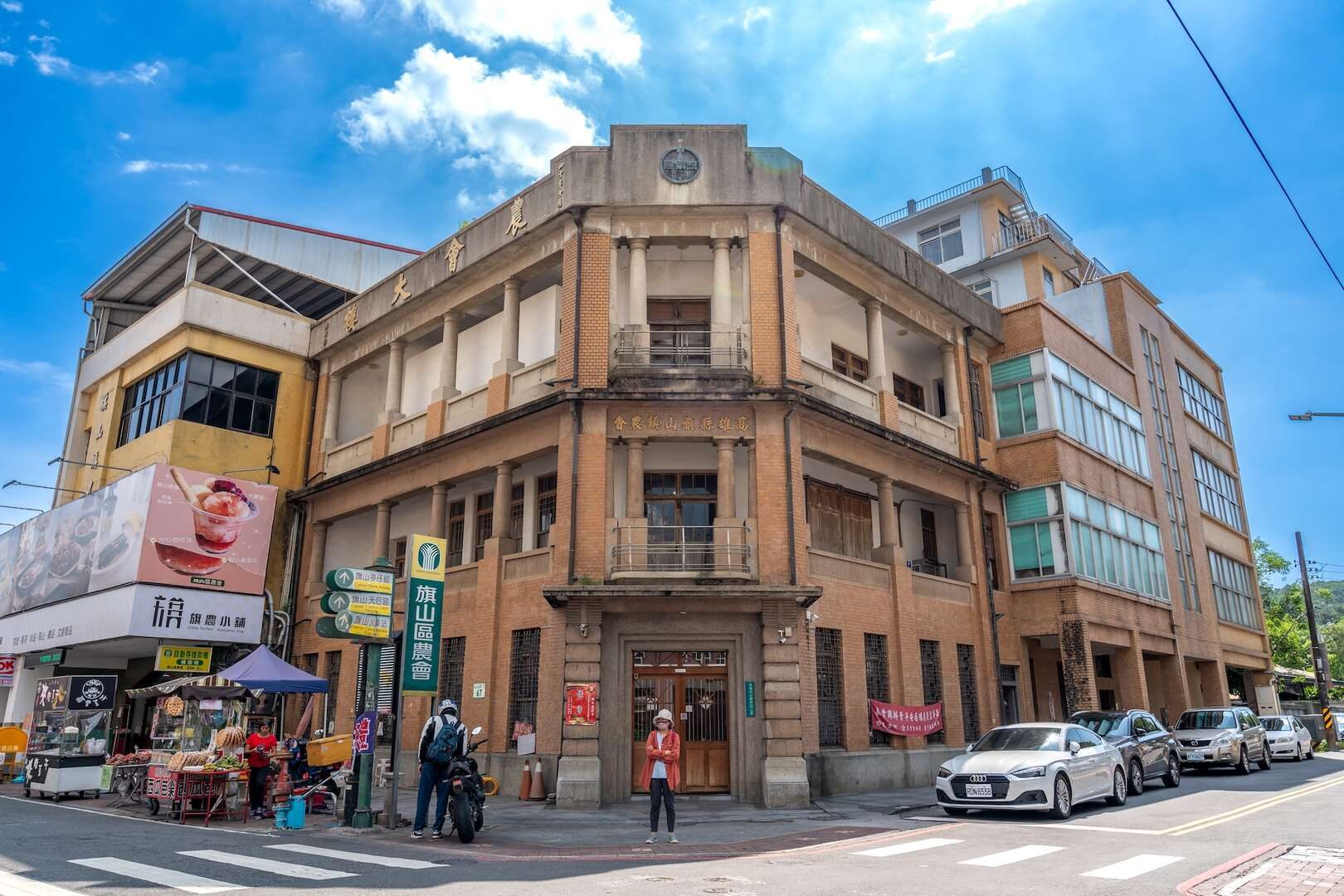午後走進高雄旗山老街,在紅磚騎樓間吃一口香蕉冰慢慢感受舊時光的溫度