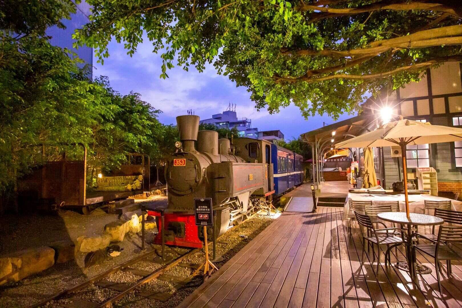 午後走進高雄旗山老街,在紅磚騎樓間吃一口香蕉冰慢慢感受舊時光的溫度