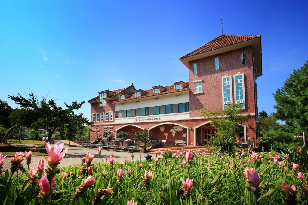 巧克力雲莊宏偉的歐式建築外觀，宛如置身國外莊園。