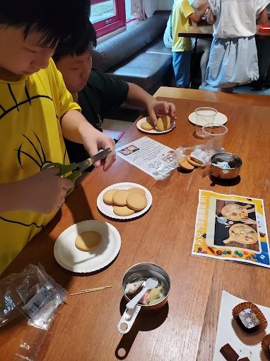 小朋友認真參與 DIY 製作過程，親手倒入濃郁巧克力漿。