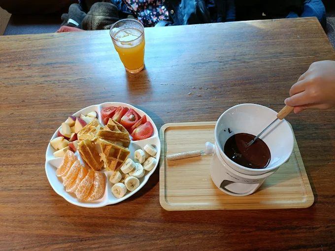 琳瑯滿目的手工巧克力櫃位，提供多種風味選擇。