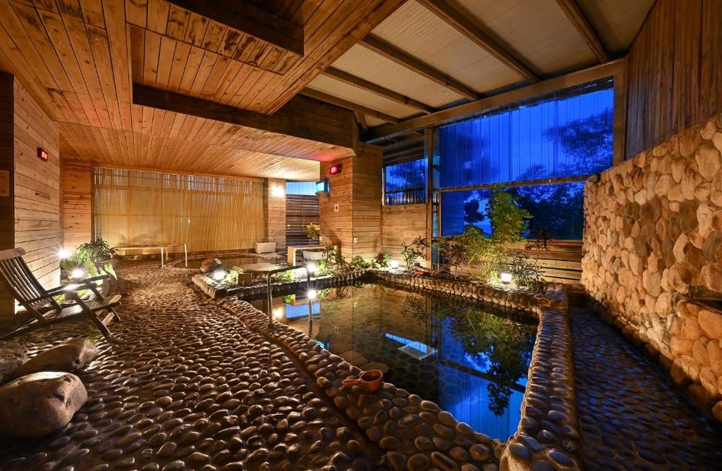 【2025 北海岸住宿】群策翡翠灣溫泉飯店｜海景裸湯×親子樂園，走路就到沙灘