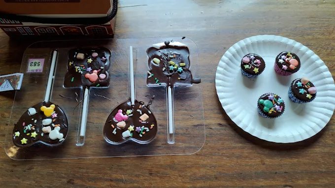 多樣化的巧克力成品展示，色彩繽紛且誘人。