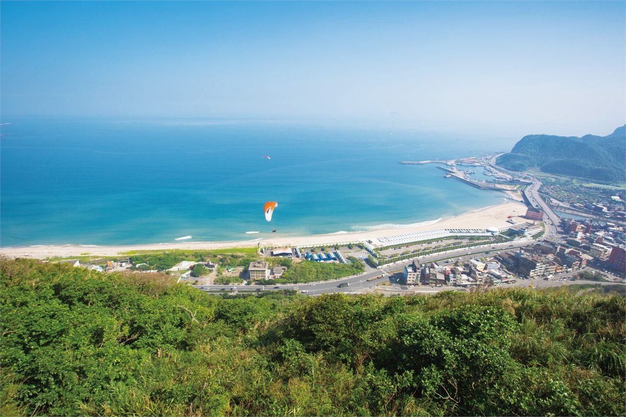 【2025 北海岸住宿】群策翡翠灣溫泉飯店｜海景裸湯×親子樂園，走路就到沙灘