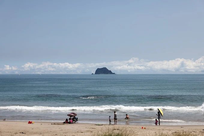 【2025 北海岸住宿】群策翡翠灣溫泉飯店｜海景裸湯×親子樂園，走路就到沙灘