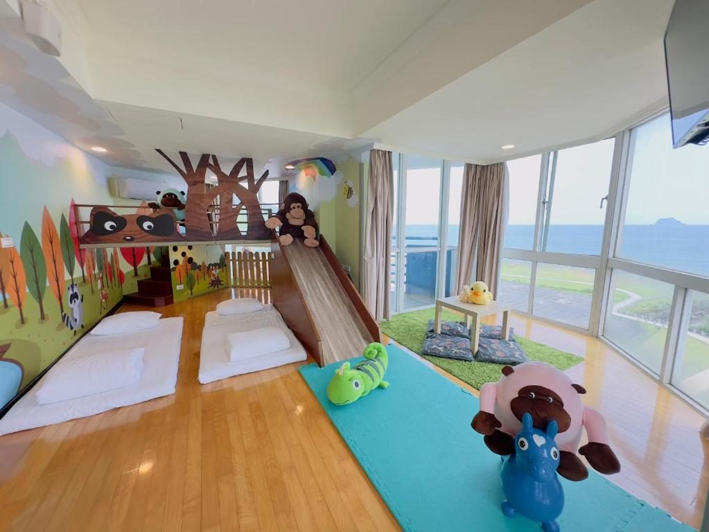 【2025 北海岸住宿】群策翡翠灣溫泉飯店｜海景裸湯×親子樂園，走路就到沙灘