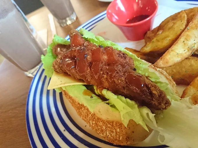 色香味俱全的巧克力香烤雞，是園區內必嚐的特色美食。