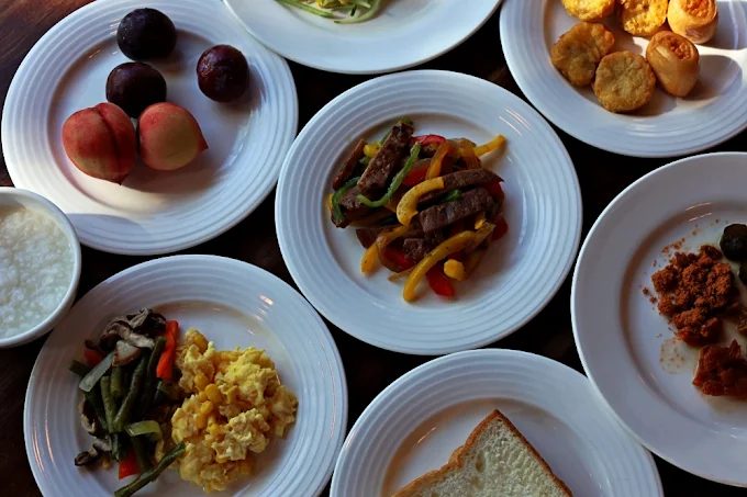 創意料理巧克力炸豬排，厚實口感與驚喜風味的完美結合。