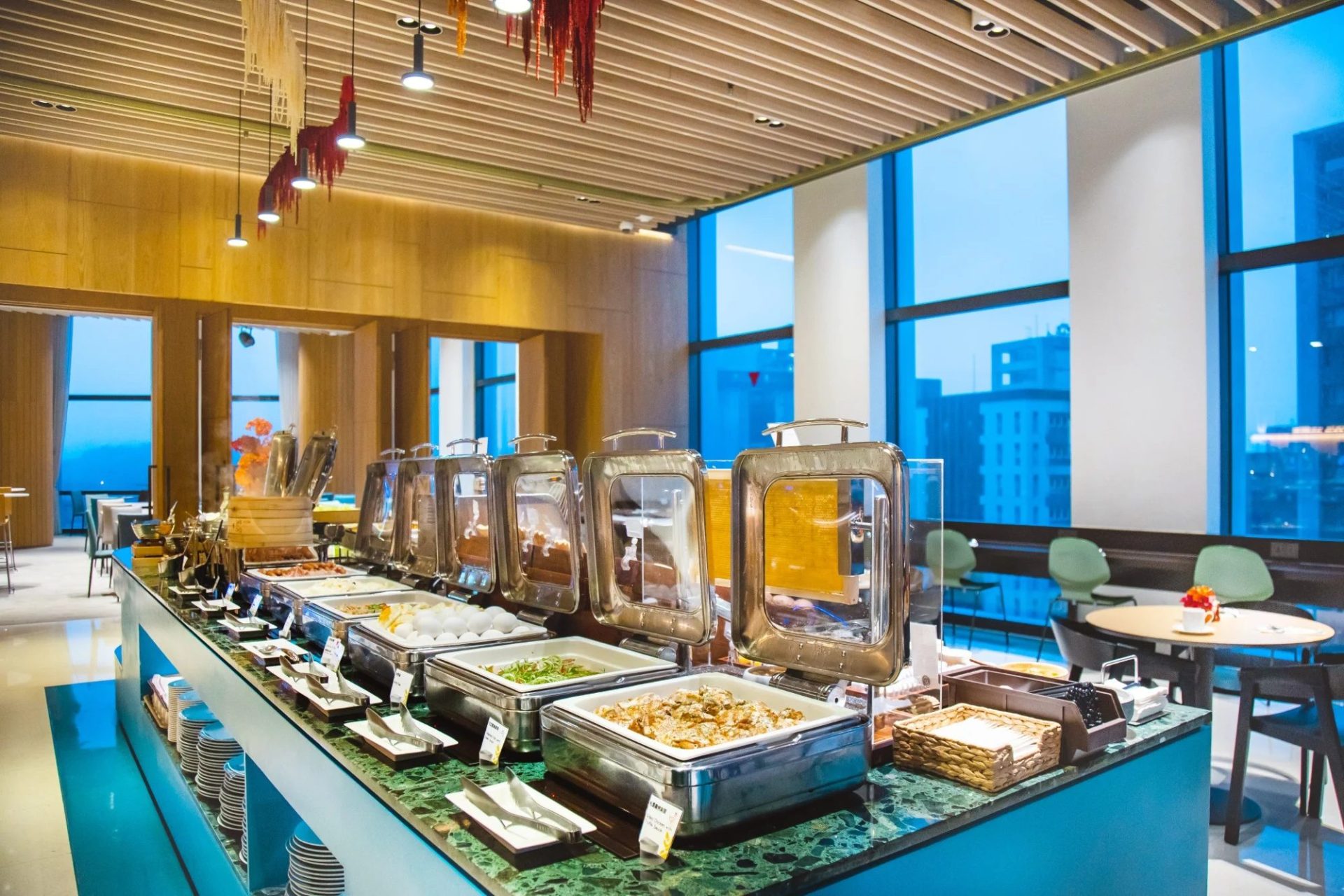 住進南港老爺行旅｜捷運一出站就是家，夜市小吃香一路飄來