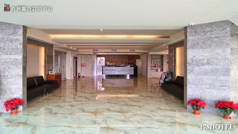 湖畔樹蔭步道與騎乘場景