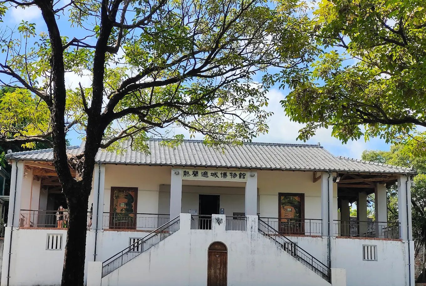 古堡內的紅磚步道與歷史殘跡，讓人彷彿穿越時空回到四百年前