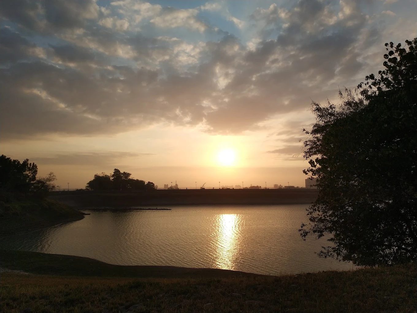 嘉義一日遊】嘉義公園、蘭潭、月影潭心、KANO園區、阿里山森林鐵路車庫園區｜自然、生態與文化全攻略