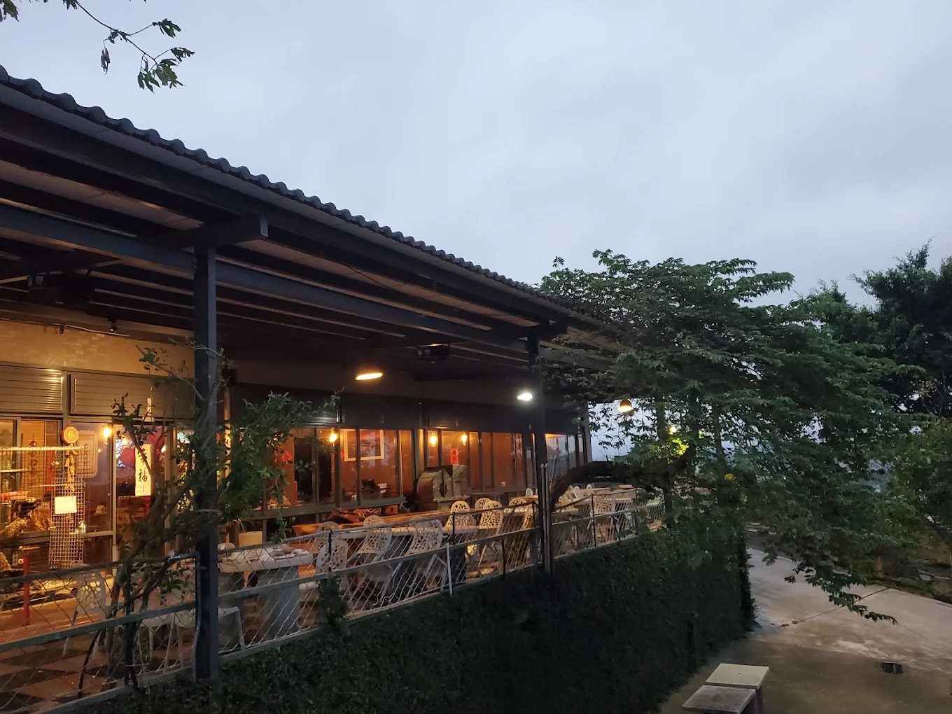 高山頂101景觀莊園提供精緻的海鮮料理與開闊的視野。