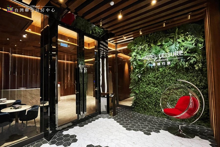 高雄行旅客房一隅，設有舒適的沙發與書桌