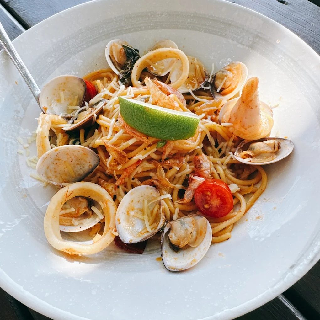 三芝海邊灶咖｜坐擁海景木質露台，品嚐海鮮熱鍋與巧克力熔岩蛋糕的美味時光