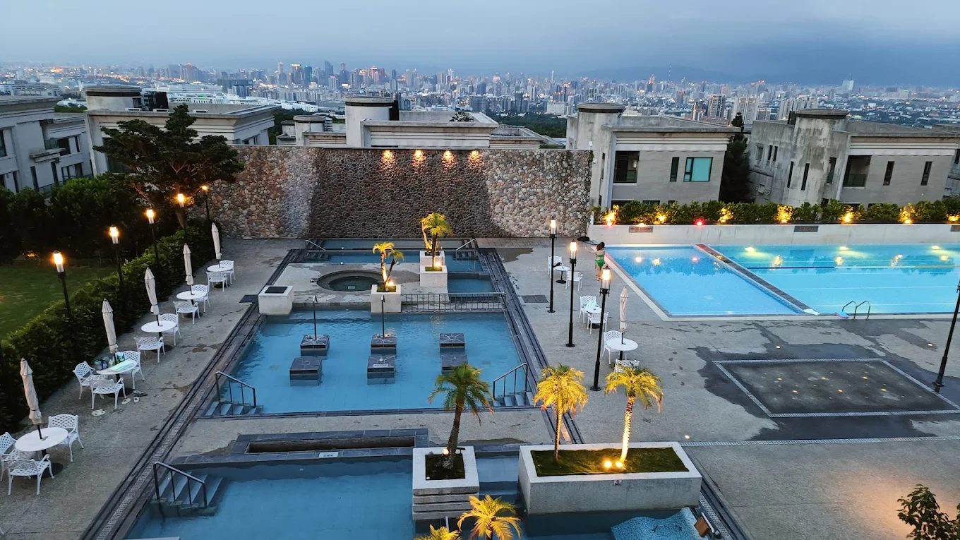 🌿 優惠｜台中唯一景觀溫泉飯店！平日雙人只要 $3,780 起，房內就能泡湯賞夜景