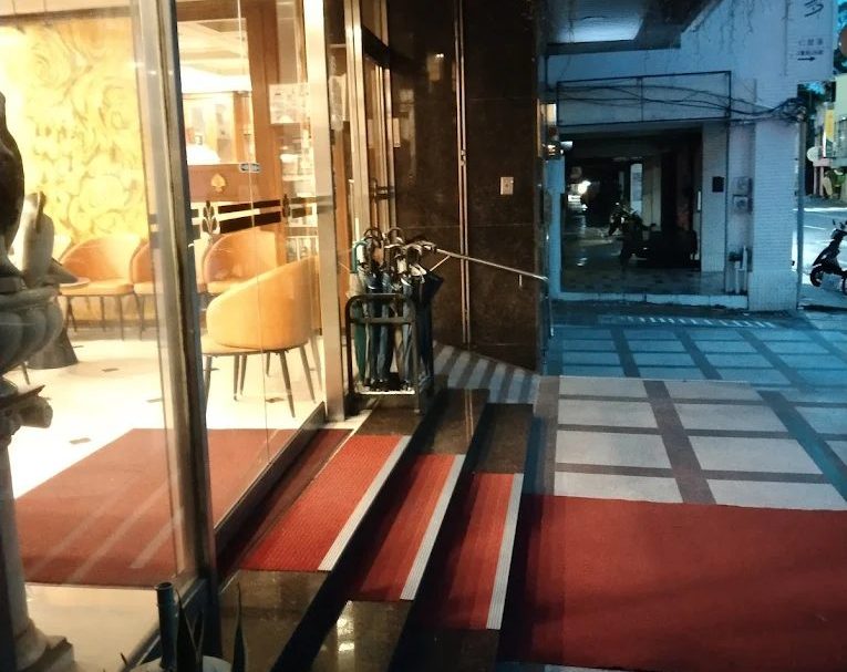 優惠｜台南輕旅行首選！劍橋大飯店台南館平日雙人房只要 $1,888，還能免費升等家庭房