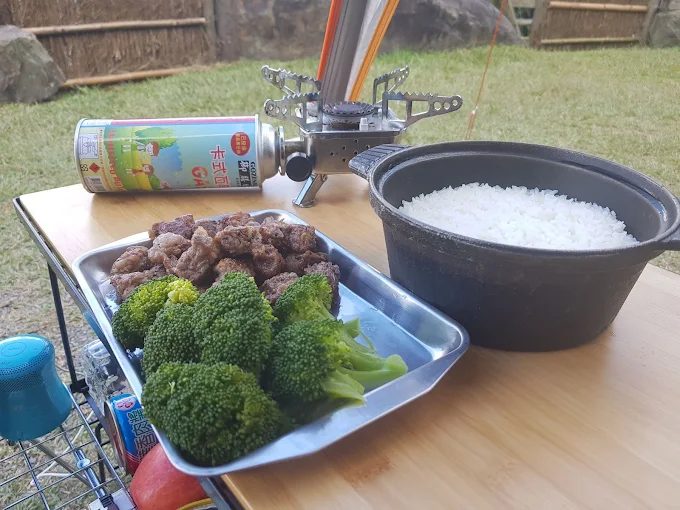 營地春季擺設的小型攤販與美食氛圍