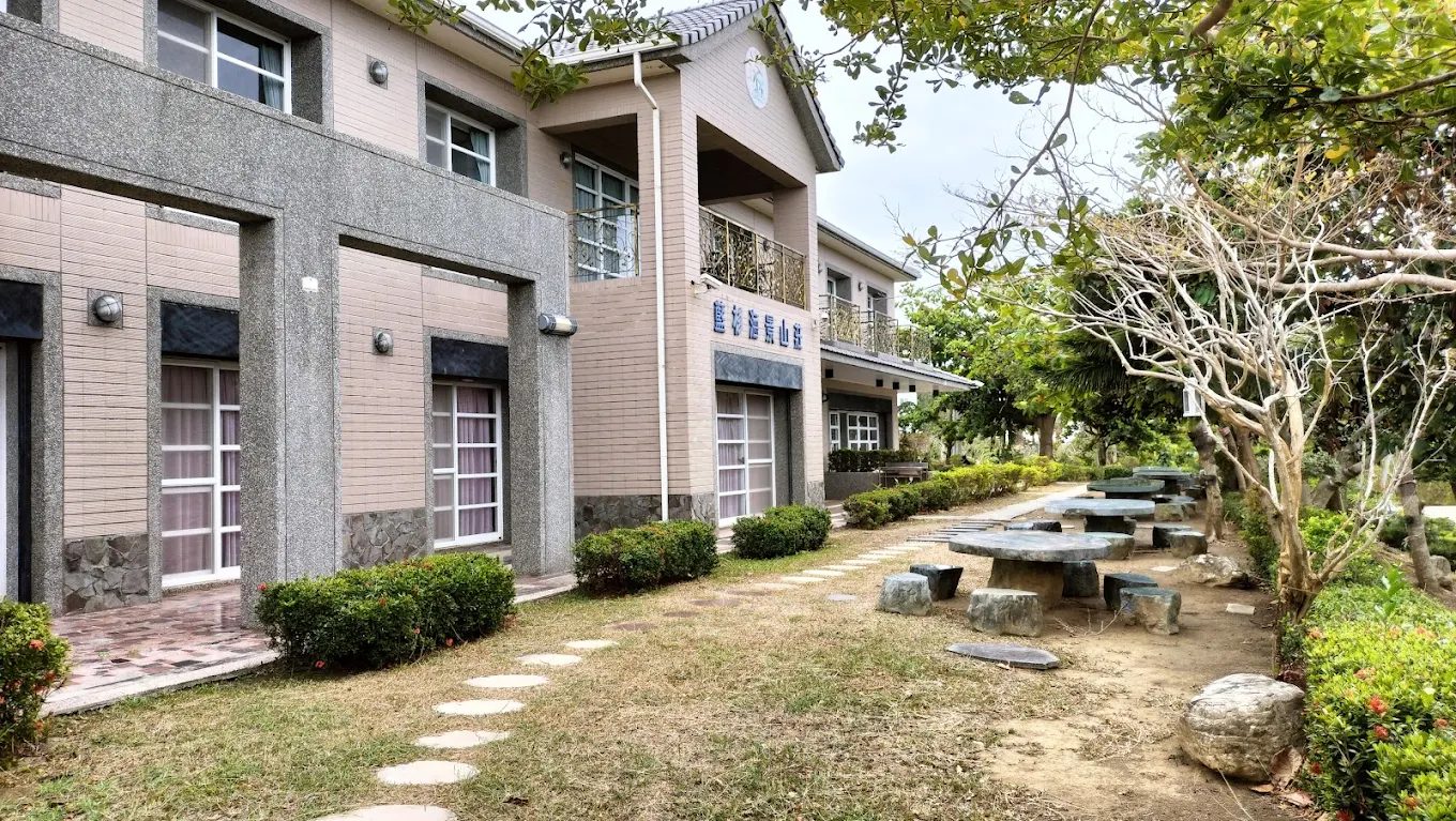 想到海邊放空？墾丁藍杉會館 $1,000 雙人房超值專案，連假也能住！