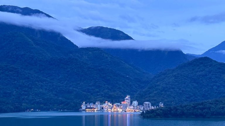 🌅 日月潭高樓湖景住宿券只要 $3,580！家庭房含早餐＋陽台湖景